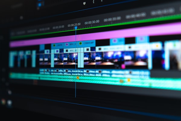 Vidéaste en plein montage d'une vidéo produit sur un logiciel professionnel