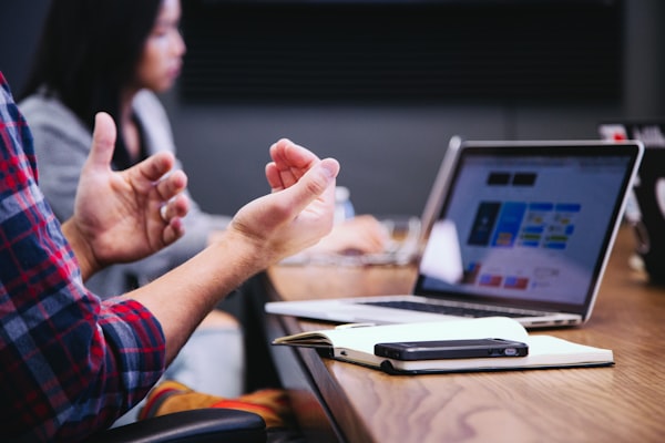 Une formatrice animant un cours en ligne devant un tableau de présentation